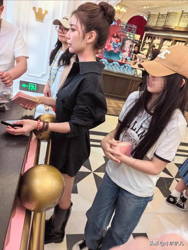 玥儿穿大牌很时尚 网友：耳朵都像大S尊龙凯时网站马筱梅母女北京泡泡玛特玩(图4)